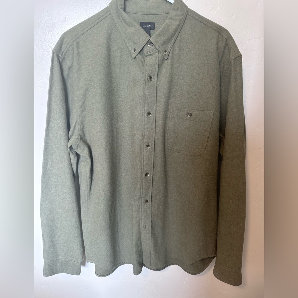 J. Crew men’s 100% cotton with leather sleeve accents. Green color.